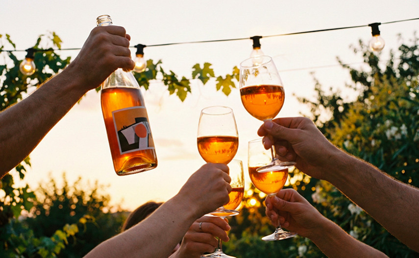 Vini orange: la tendenza che sta rivoluzionando il vino bianco